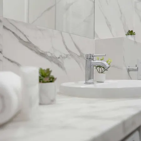 Calm & Functional In With Smarttv And Place For Remote Work By Renters Apartamento *