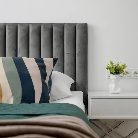 Calm & Functional In With Smarttv And Place For Remote Work By Renters Apartamento Lublin