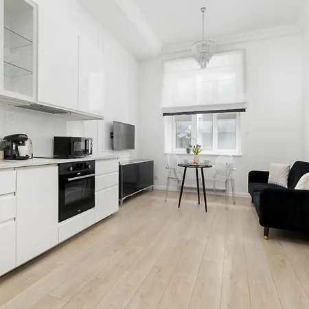 Calm & Functional In With Smarttv And Place For Remote Work By Renters