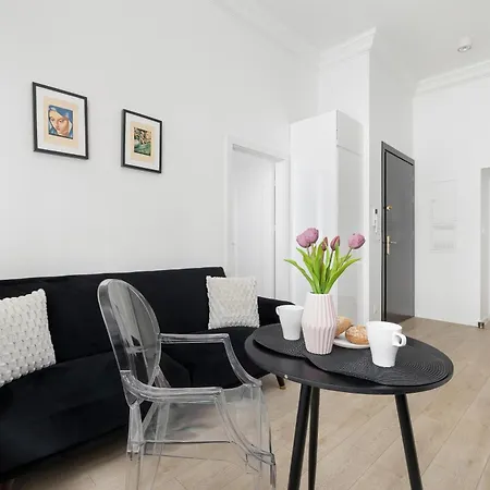 Calm & Functional In With Smarttv And Place For Remote Work By Renters Apartamento Lublin