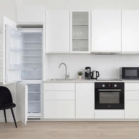 Calm & Functional In With Smarttv And Place For Remote Work By Renters Apartamento *