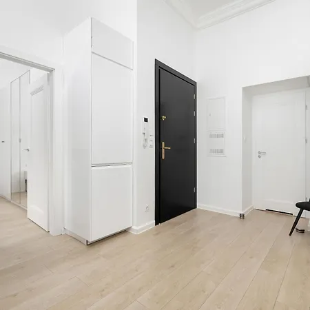 Calm & Functional In With Smarttv And Place For Remote Work By Renters Apartamento