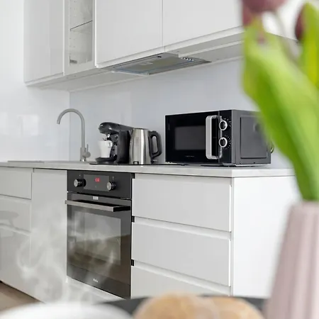 Calm & Functional In With Smarttv And Place For Remote Work By Renters