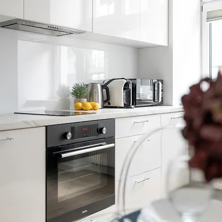 Calm & Functional In With Smarttv And Place For Remote Work By Renters