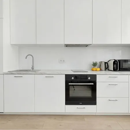 Calm & Functional In With Smarttv And Place For Remote Work By Renters *